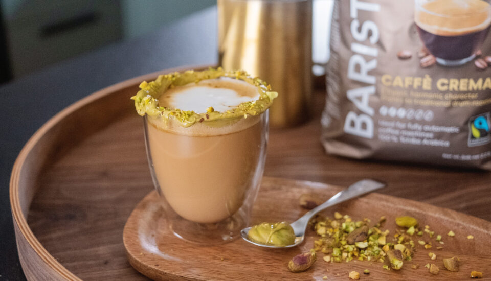 Sametová pistáciová káva s našlehaným rostlinným mlékem. Jak na ni?