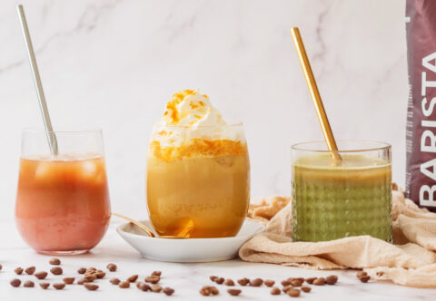 Kávové nápoje barevné jako velikonoční kraslice: S kurkumou, řepou a matchou