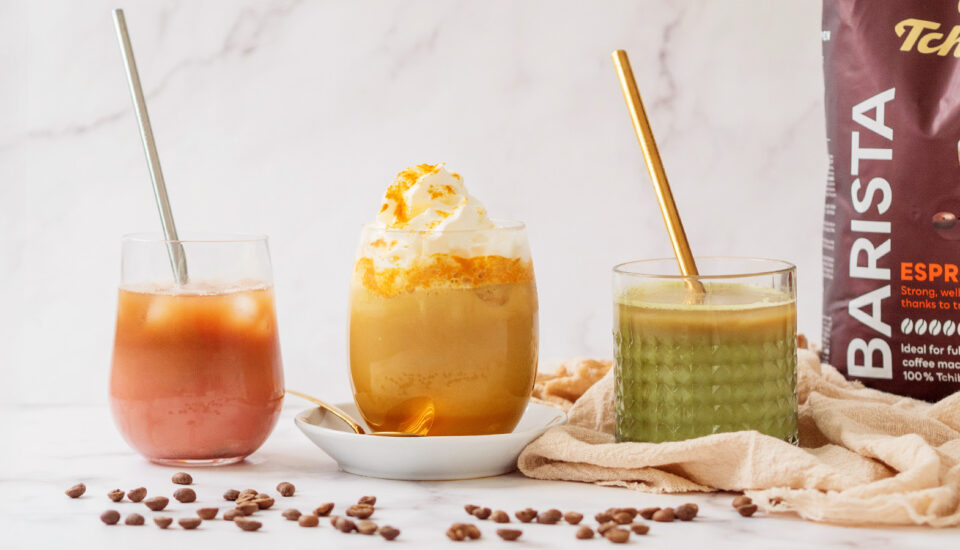 Kávové nápoje barevné jako velikonoční kraslice: S kurkumou, řepou a matchou